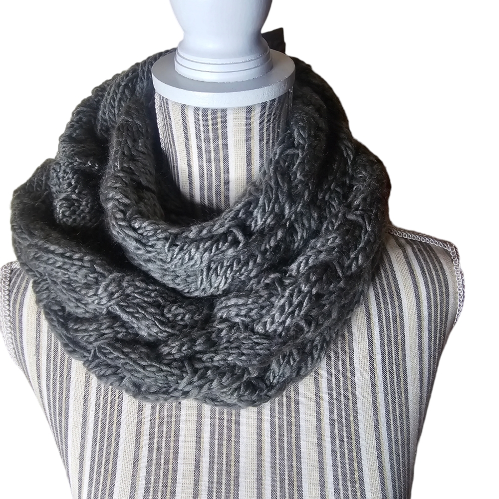 American Attitude green knitted infinity scarf one size